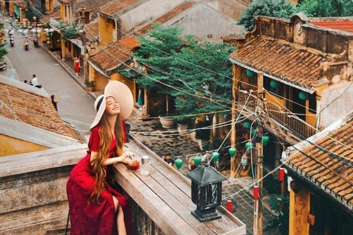 Du khách hứng khởi trên hành trình khám phá phố cổ Hội An từ Đà Nẵng, trải nghiệm tuyệt vời.