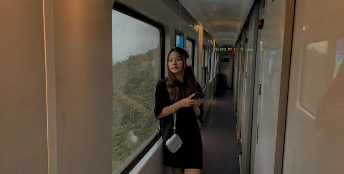 Du khách ngắm nhìn cảnh đẹp hùng vĩ của đèo Hải Vân và vịnh Lăng Cô từ cửa sổ tàu hỏa trên hành trình từ Huế đến Hội An.