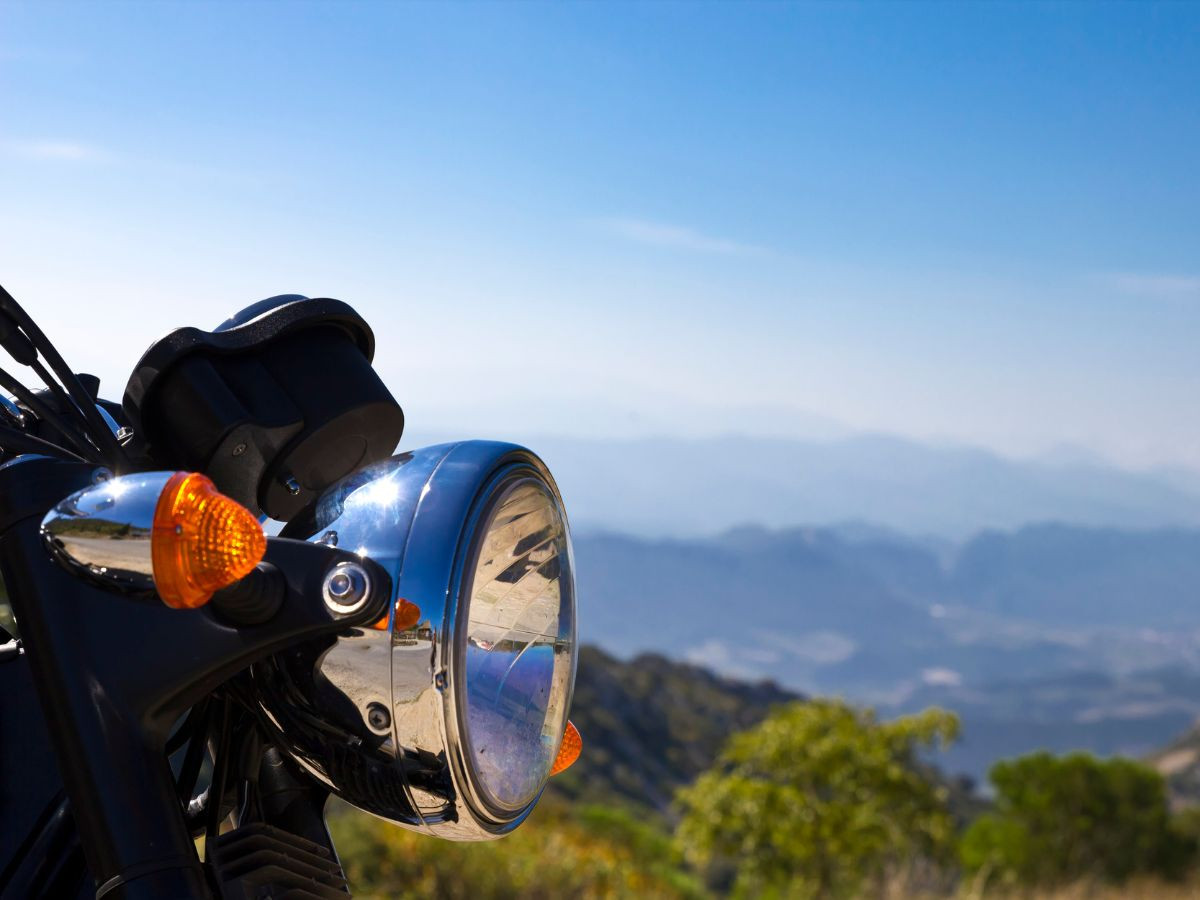 Du khách trải nghiệm hành trình di chuyển từ Hội An đến Đà Nẵng bằng xe máy