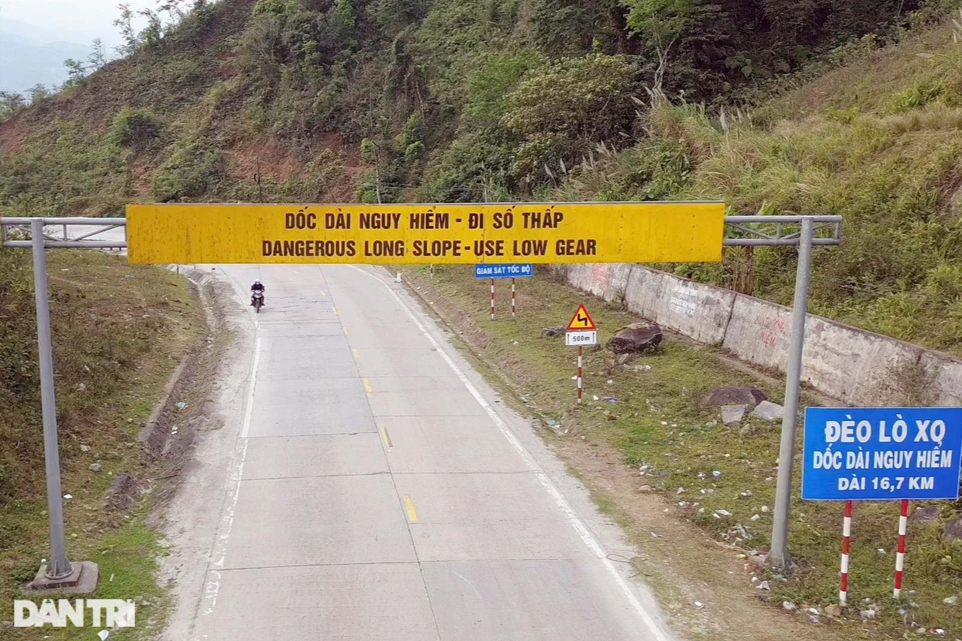 Đường đèo Lò Xo quanh co uốn lượn qua các dãy núi hùng vĩ