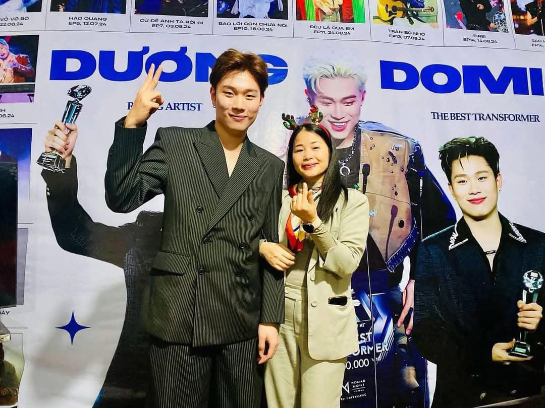 Dương Domic cùng gia đình tại quê nhà trong buổi tiệc mừng thành công, nơi chôn rau cắt rốn của nam ca sĩ.