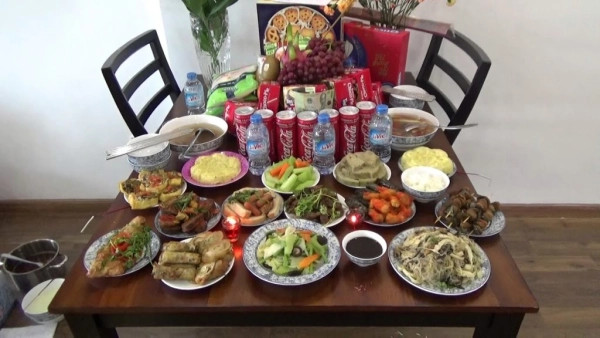 Lễ Nhập Trạch Nhà Chung Cư: Hướng Dẫn Chi Tiết Để An Cư Lạc Nghiệp Gia chủ thắp nhang trong nghi lễ nhập trạch