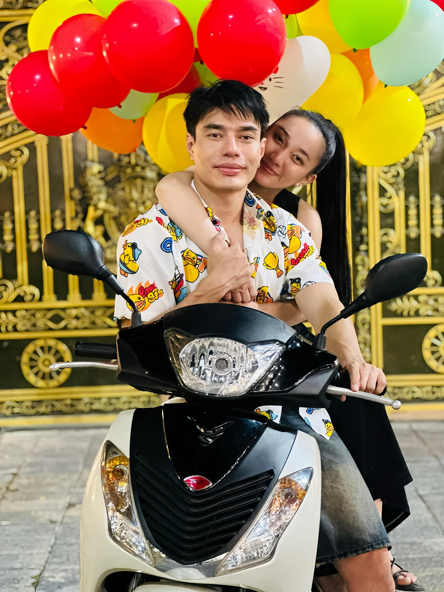 Gia đình Lê Dương Bảo Lâm trước cổng biệt thự ở Đồng Nai