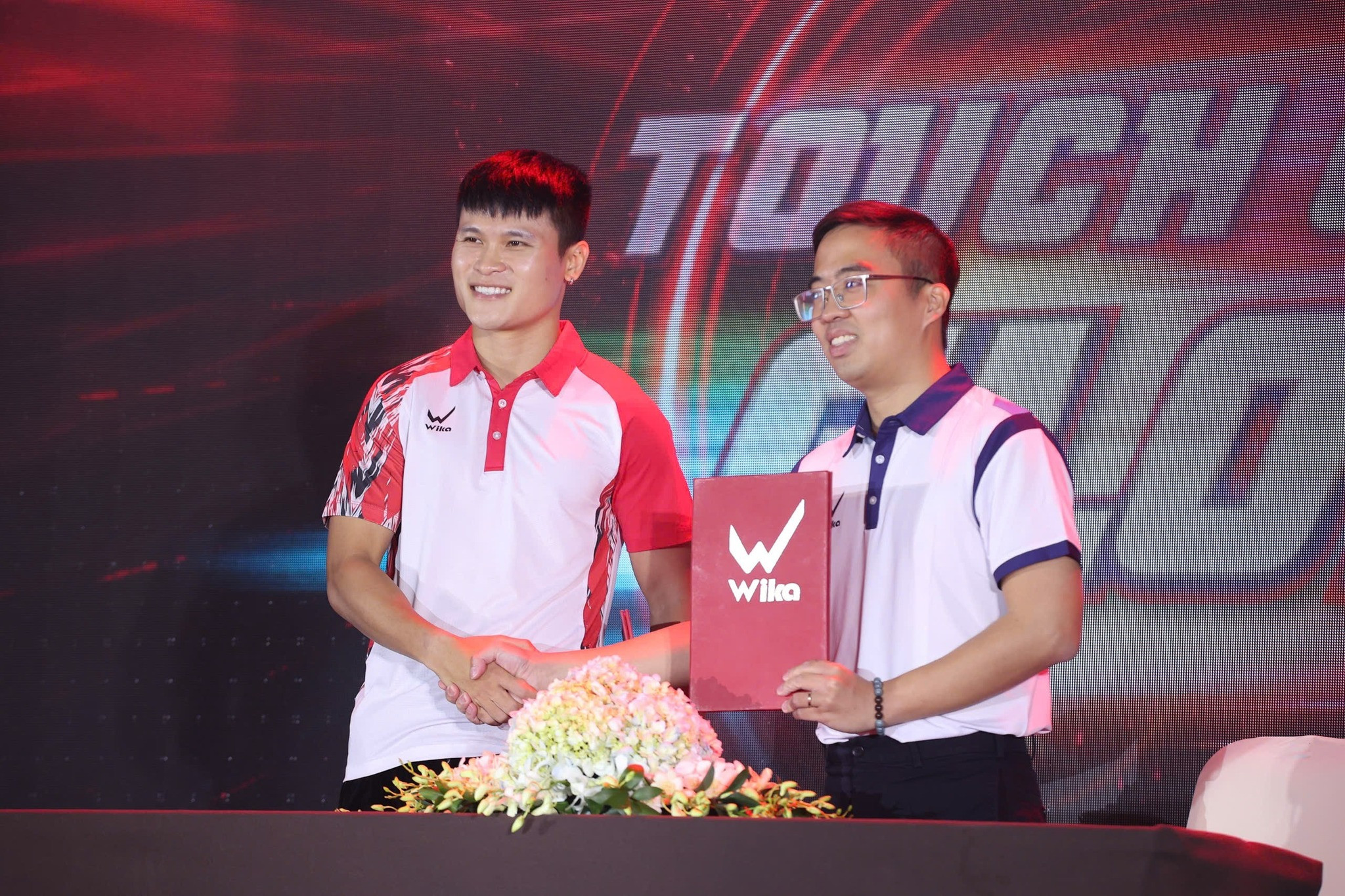 Phạm Tuấn Hải Quê Ở Đâu: Hành Trình Từ Phủ Lý Đến Sân Cỏ Vinh Quang Giày Wika TH10 Phạm Tuấn Hải