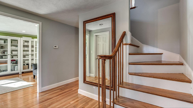 Gương không nên đặt thẳng đối diện cầu thang