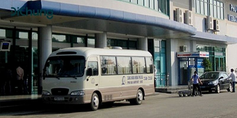 Hành khách đang lên xe taxi tại sân bay Phú Bài để di chuyển về Huế