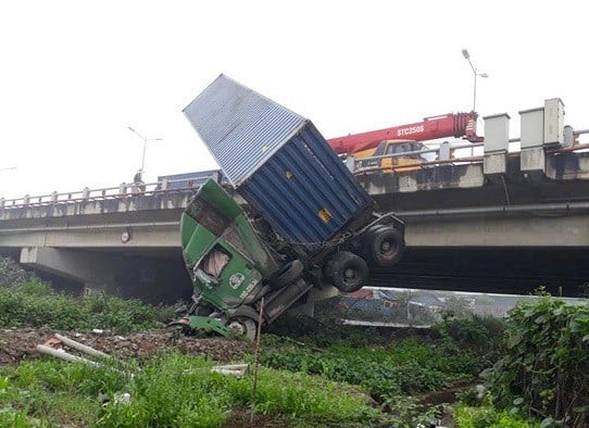 Hiện trường một vụ tai nạn giao thông trên cầu Thanh Trì, phản ánh tình trạng quá tải và tiềm ẩn rủi ro