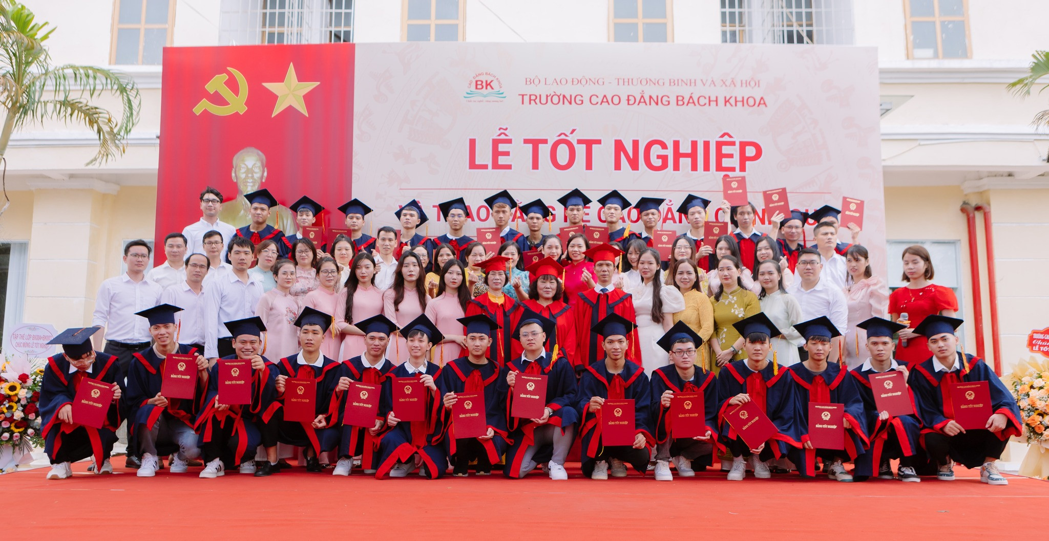 Hình ảnh cổng trường Cao đẳng Bách khoa Hà Nội, giúp xác định địa điểm chính xác