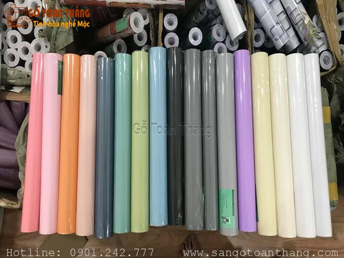 Hình ảnh cuộn decal dán tường tự dính màu trắng, chuẩn bị được sử dụng để trang trí không gian sống.