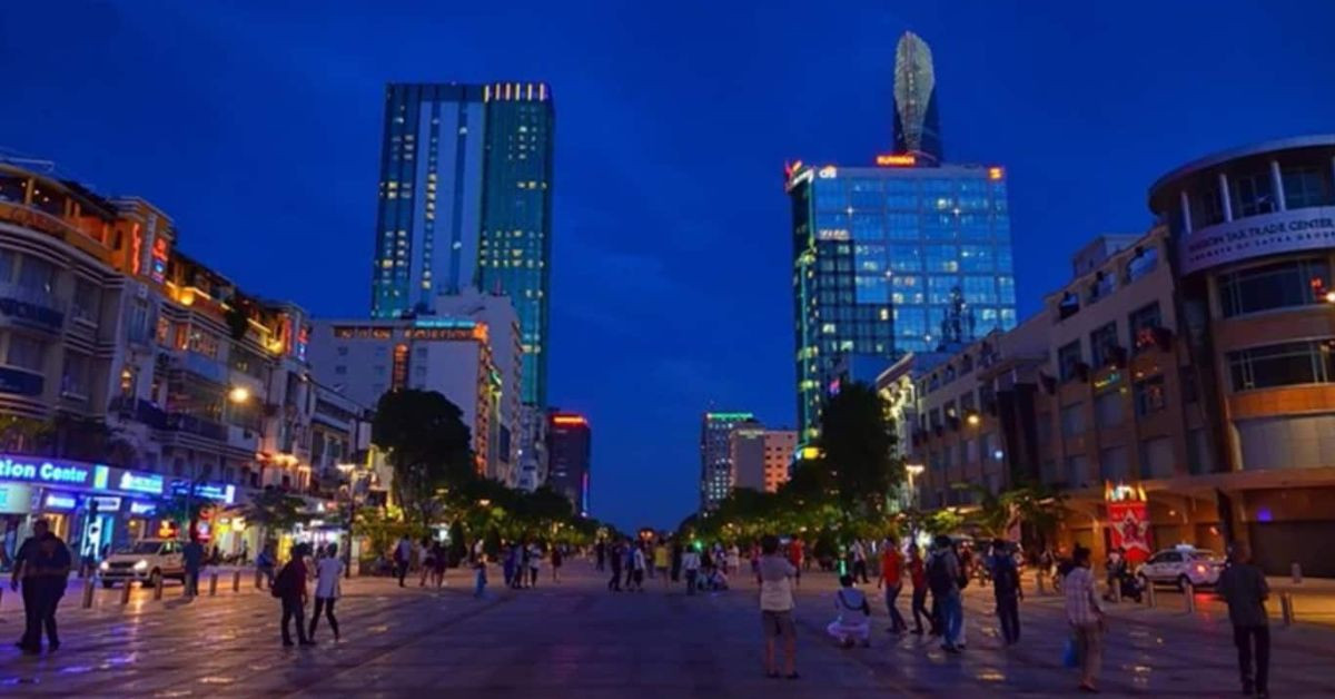 Hình ảnh lịch sử về sự phát triển của đường Nguyễn Huệ trước khi trở thành phố đi bộ sôi động.