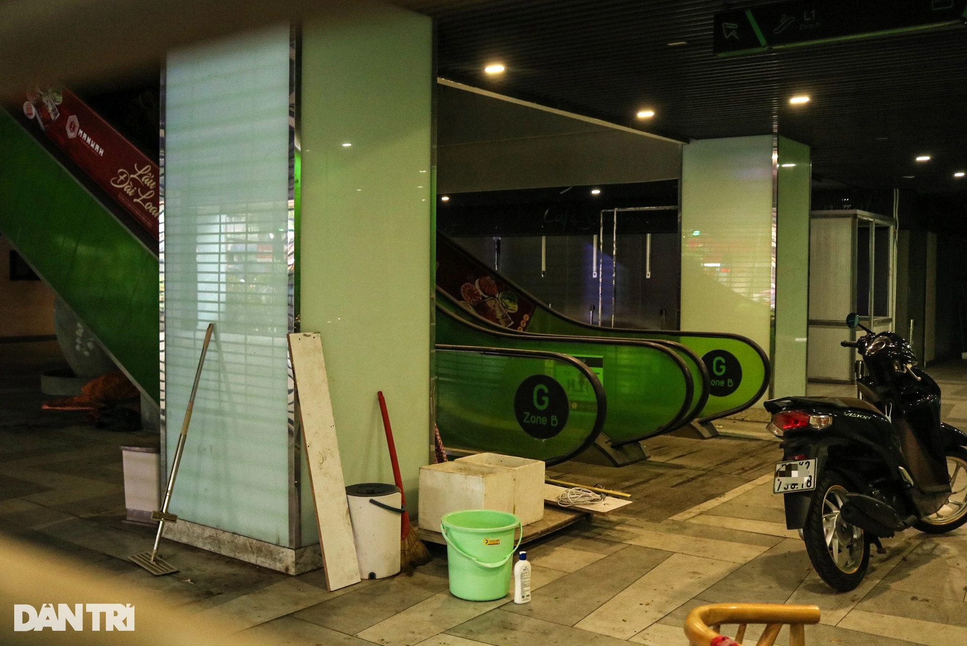 Sự Thật Về Chung Cư Thuận Kiều Plaza Hiện Nay Hình ảnh lối đi bên trong tòa nhà với nhiều vật dụng bị bỏ lại