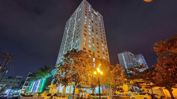 Hình ảnh mặt tiền chung cư IDICO Tân Phú với cổng vào chính, phản ánh vị trí tại Lũy Bán Bích, Tân Phú.