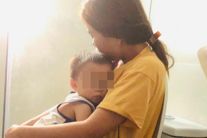 Hình ảnh mẹ bé Bắp Lê Thị Thu Hòa cùng con trai điều trị tại Singapore