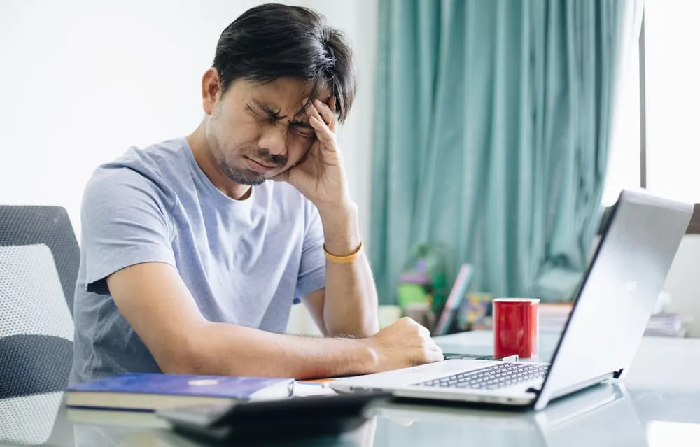 Hình ảnh mô tả một người đang xoa thái dương do đau đầu nhói