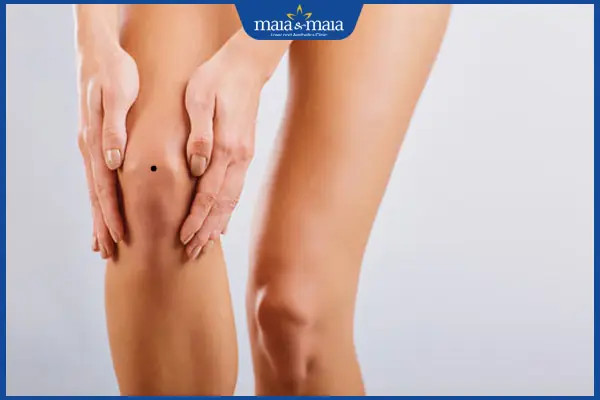 Hình ảnh một nốt ruồi nhỏ màu nâu trên vùng da đầu gối