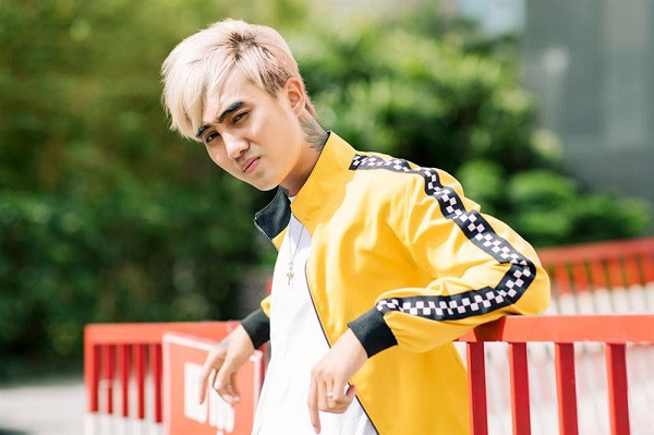 Hình ảnh nam ca sĩ Đạt G với phong cách biểu diễn cuốn hút