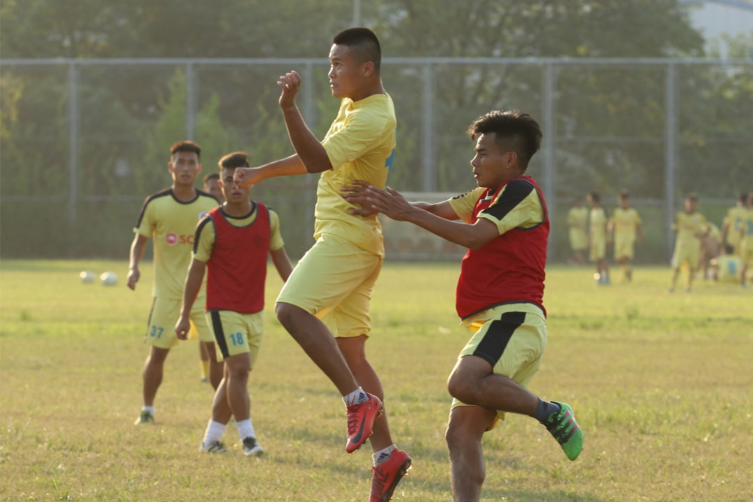Hình ảnh Phạm Tuấn Hải trong màu áo đội trẻ Hà Nội, nơi anh bắt đầu sự nghiệp bóng đá và thể hiện tài năng.