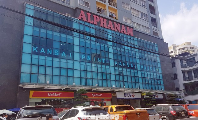 Hình ảnh tổng thể chung cư 47 Vũ Trọng Phụng (Sakura Tower) với các tầng xây dựng sai phép rõ ràng, thể hiện vi phạm trật tự xây dựng.