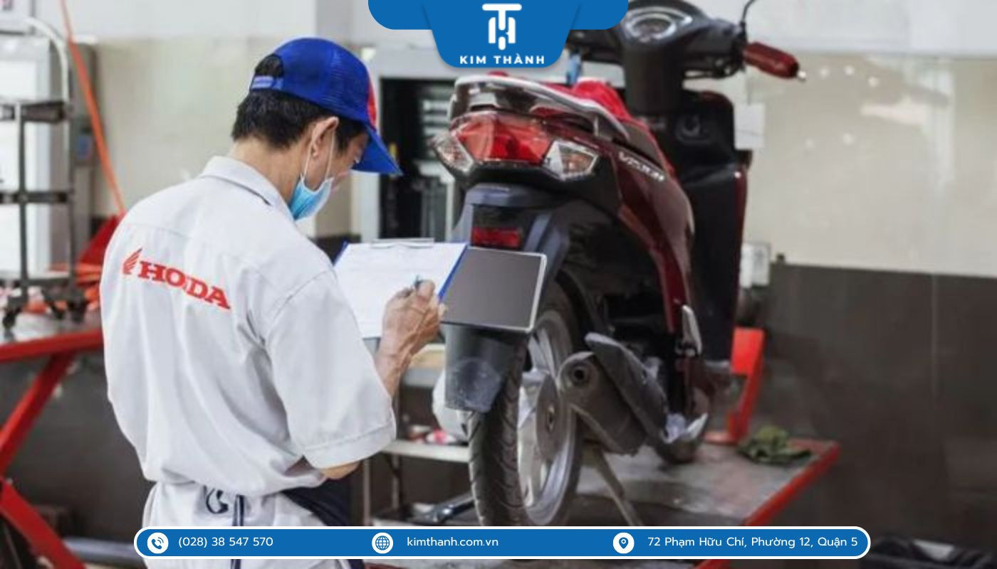 Hình ảnh xe Vision với đồng hồ báo xăng đang hiển thị mức thấp, nhấn mạnh vấn đề xe Vision còn 1 vạch xăng đi được bao nhiêu km