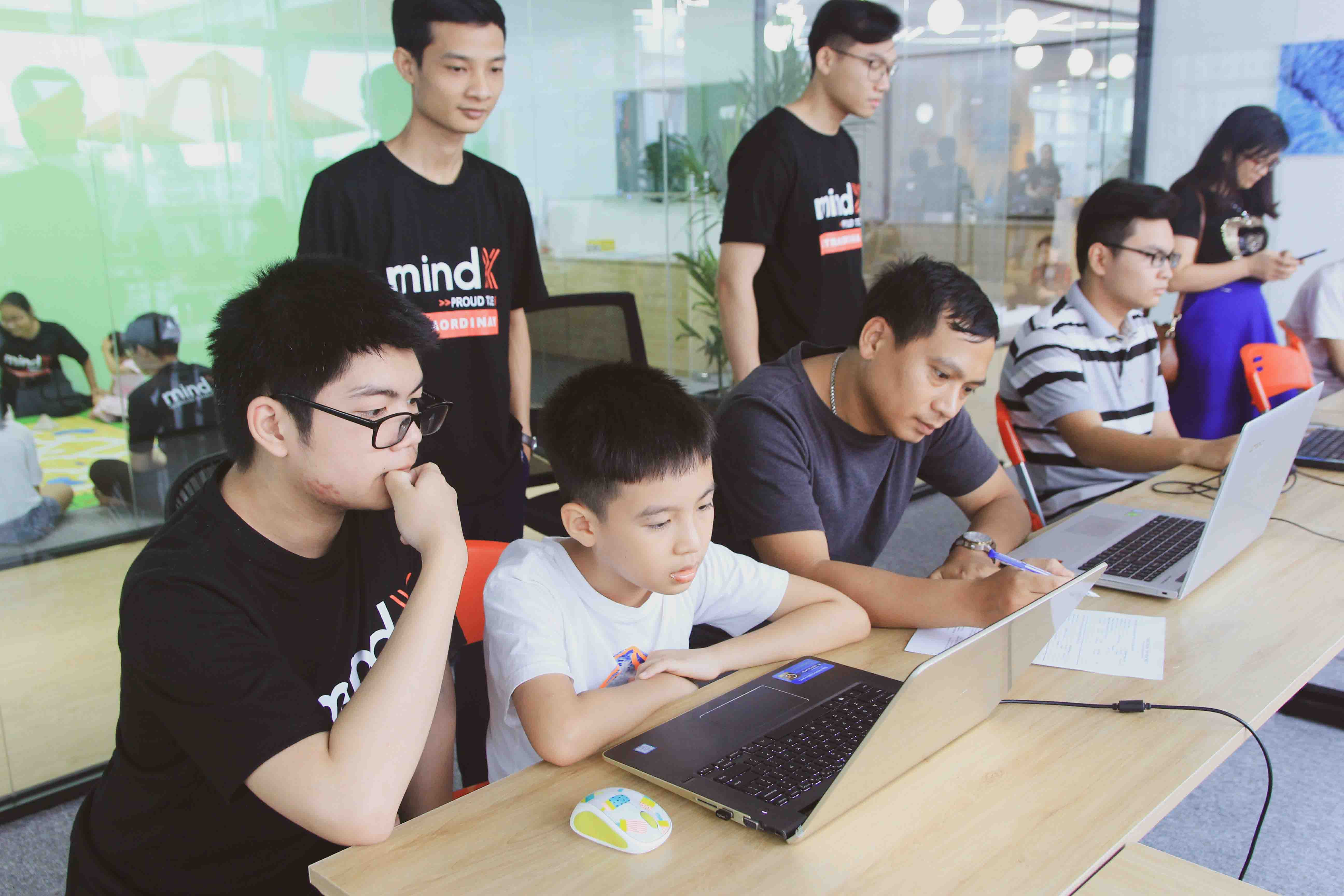 Học viên đang trao đổi về các dự án lập trình thực tế