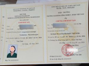 học viên thực hành kỹ thuật xoa bóp bấm huyệt tại lớp