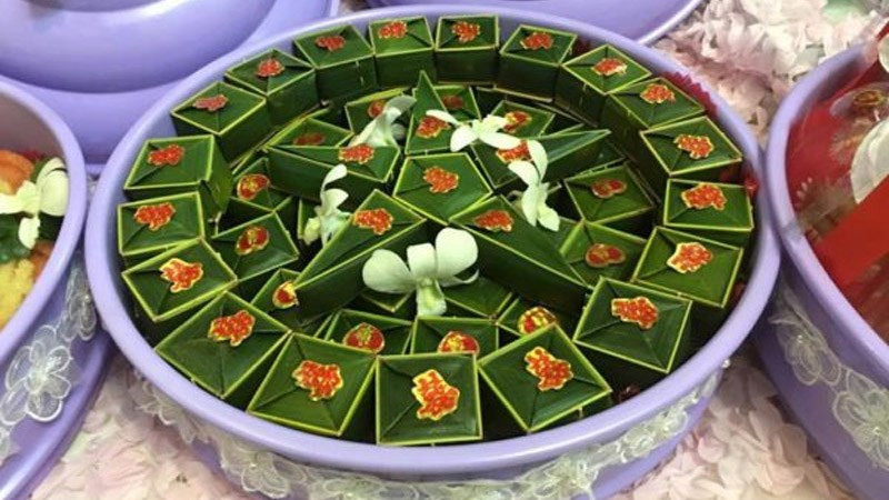 Hộp bánh xu xê màu đỏ tươi tắn, tượng trưng cho sự may mắn và hạnh phúc trong lễ cưới hỏi.