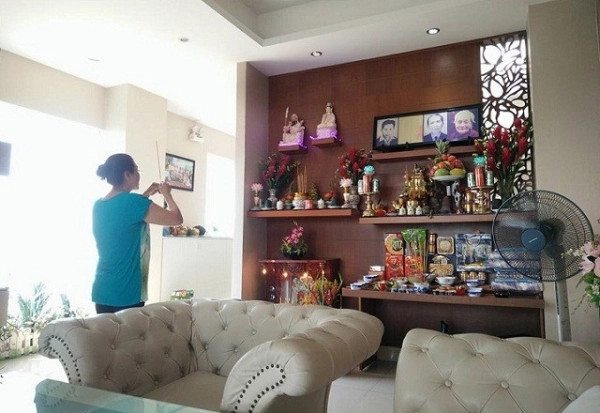 Lễ Nhập Trạch Nhà Chung Cư: Hướng Dẫn Chi Tiết Để An Cư Lạc Nghiệp Hương hoa và đèn cầy trong lễ cúng nhập trạch