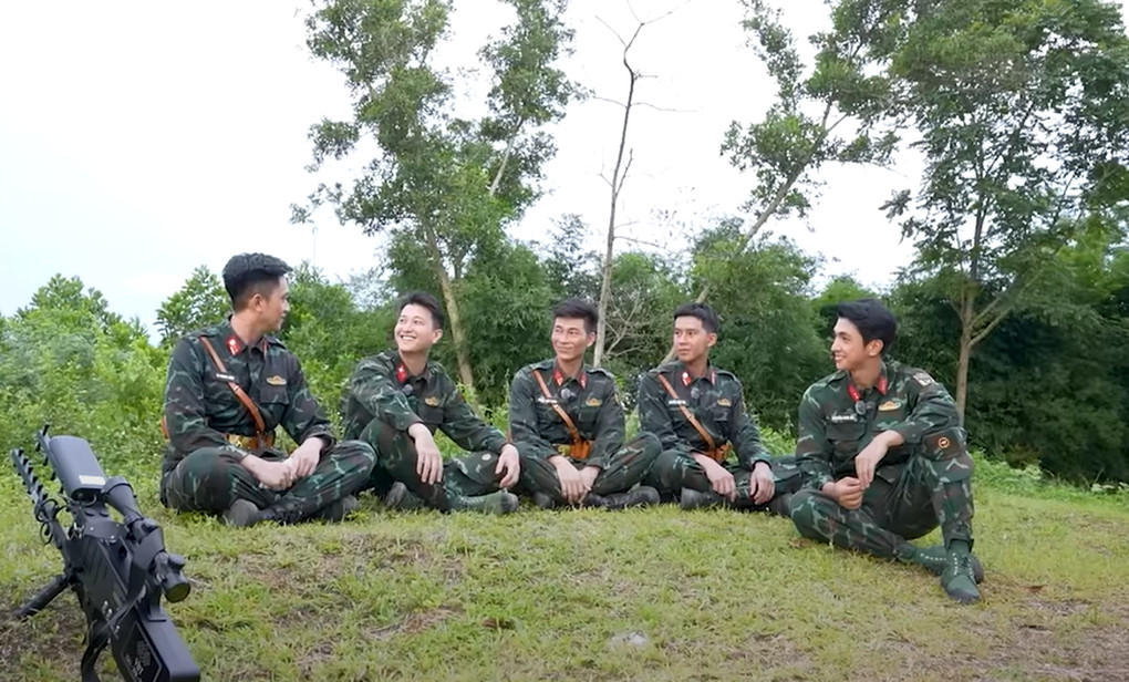 Khoảnh khắc Thượng úy Lê Hoàng Hiệp trò chuyện thân mật cùng diễn viên Bình An và Huỳnh Anh trong chương trình Sao Nhập Ngũ