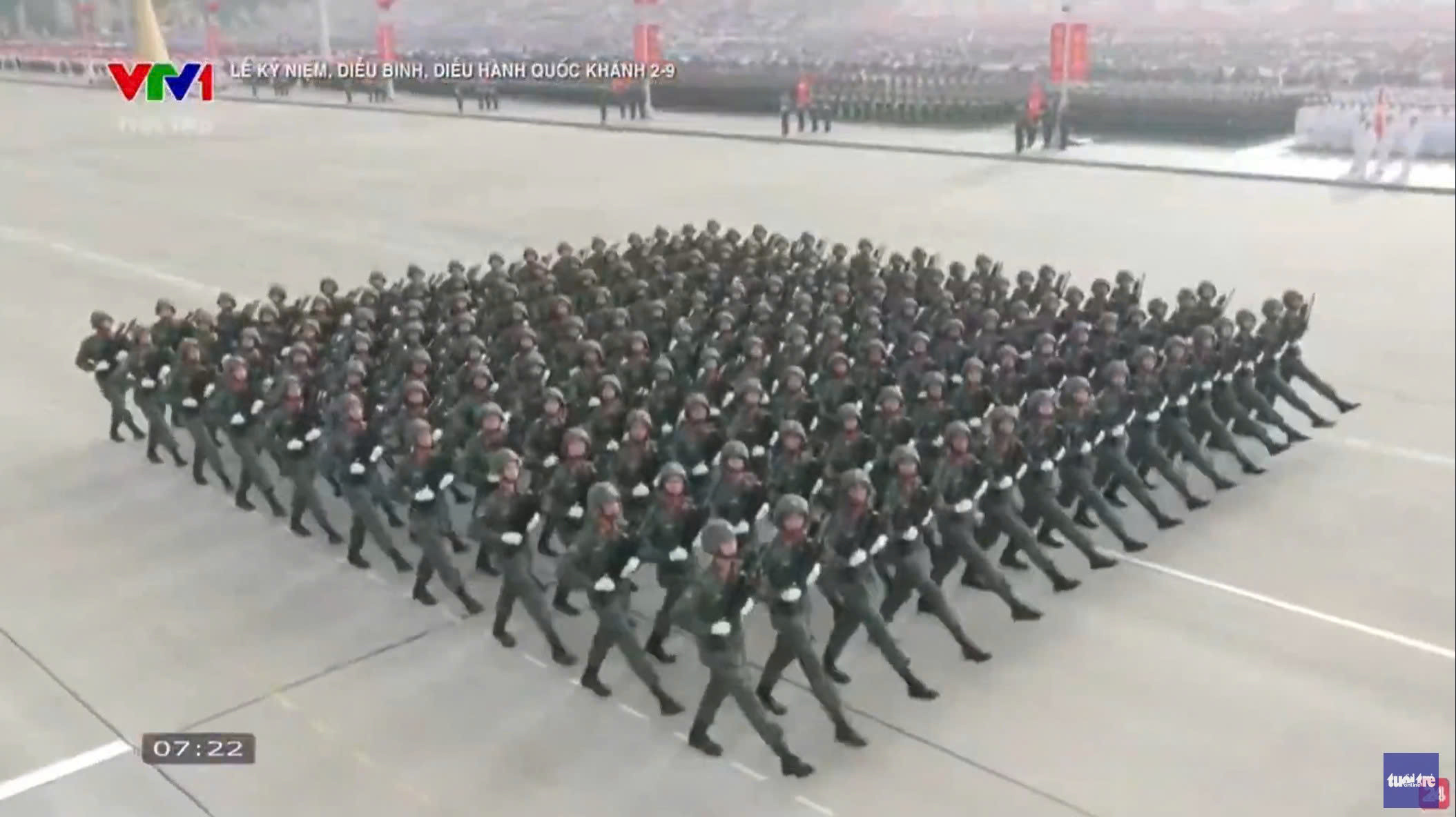 Khối chiến sĩ Tác chiến Điện tử của Quân đoàn 34 diễu binh qua lễ đài, khẳng định năng lực và vị trí công tác của các lực lượng đặc biệt như nơi Lê Hoàng Hiệp công tác.