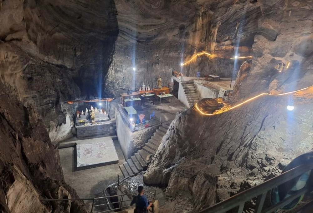 Không gian bên trong chùa Long Thạch với kiến trúc hang động độc đáo chia thành hai khu vực Thiên và Âm
