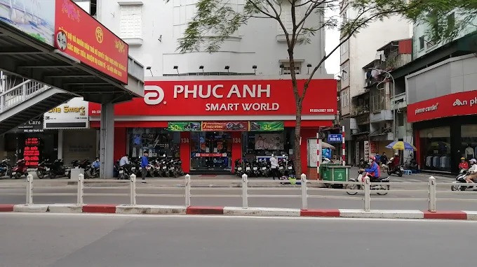 Không gian trưng bày laptop hiện đại tại một cửa hàng uy tín ở Hà Nội