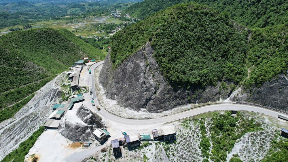 Khung cảnh hùng vĩ của Đèo Đá Trắng ở Hòa Bình