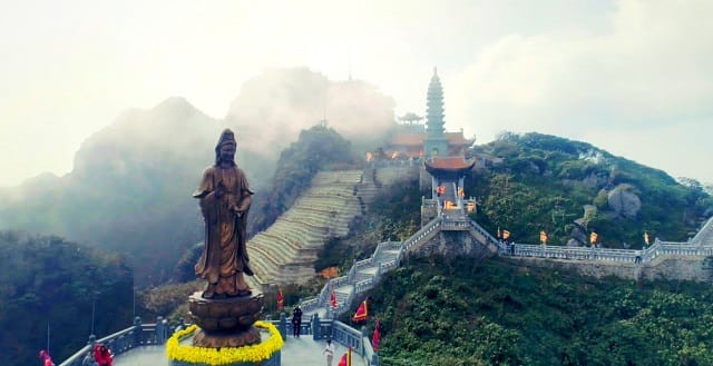 Khung cảnh hùng vĩ nhìn từ trên cao, mô tả vị trí của đỉnh Fansipan