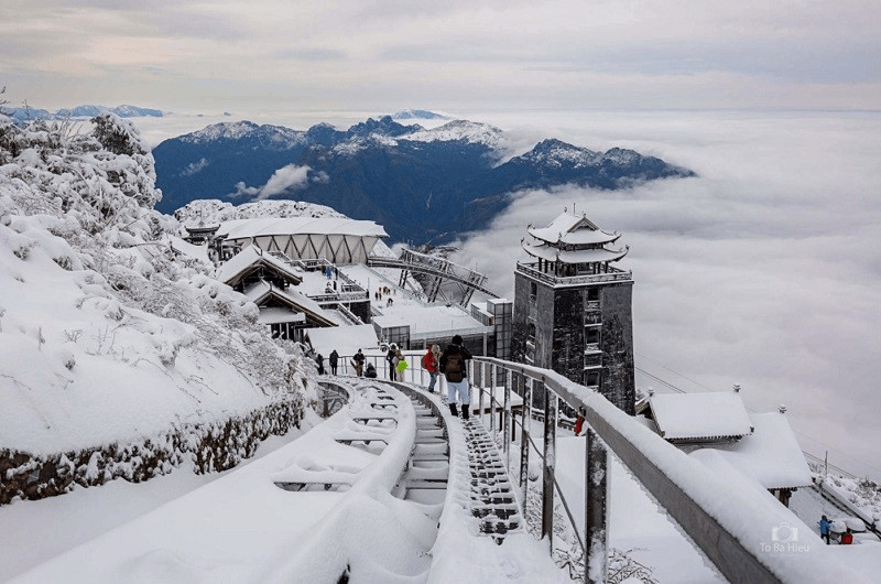 Khung cảnh núi non hùng vĩ và mây mù bao phủ tại Sapa vào mùa đông