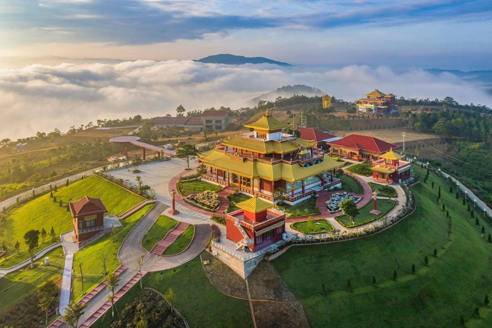 Khung cảnh Samten Hills Đà Lạt, nơi đà lạt nằm ở đâu giữa những ngọn đồi xanh mướt