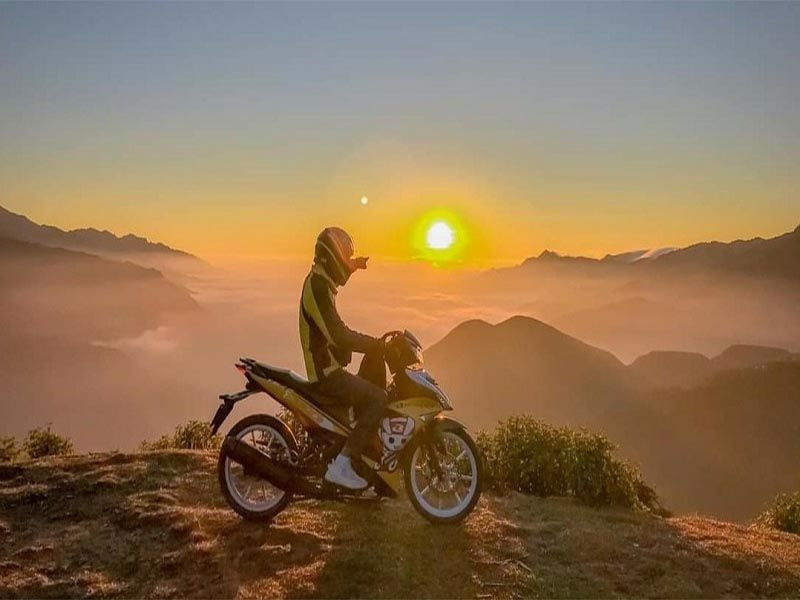 Khung cảnh Tà Xùa hùng vĩ với mây bao phủ