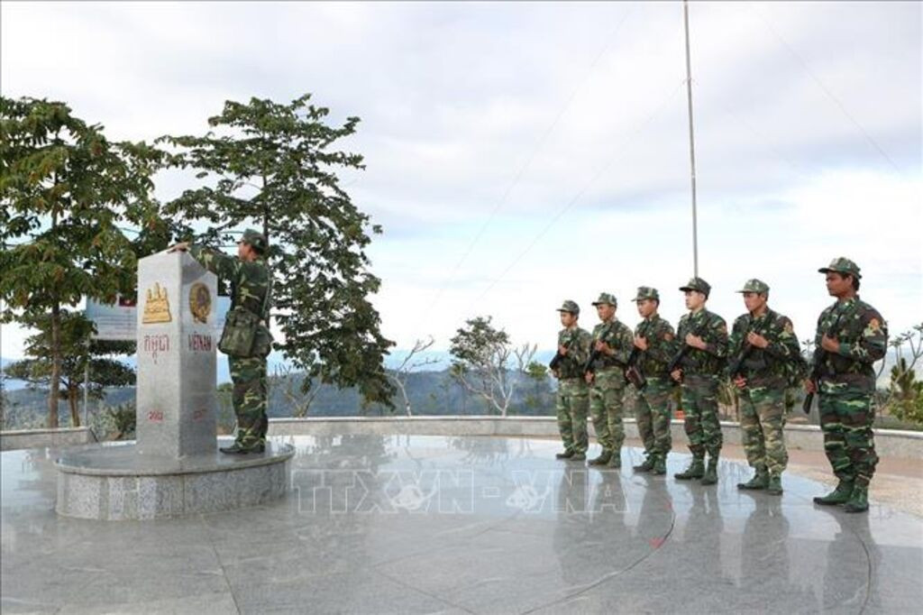 Kiểm tra cột mốc ngã ba biên giới Việt Nam - Lào - Campuchia, minh họa vị trí biên giới Tây Nam ở đâu