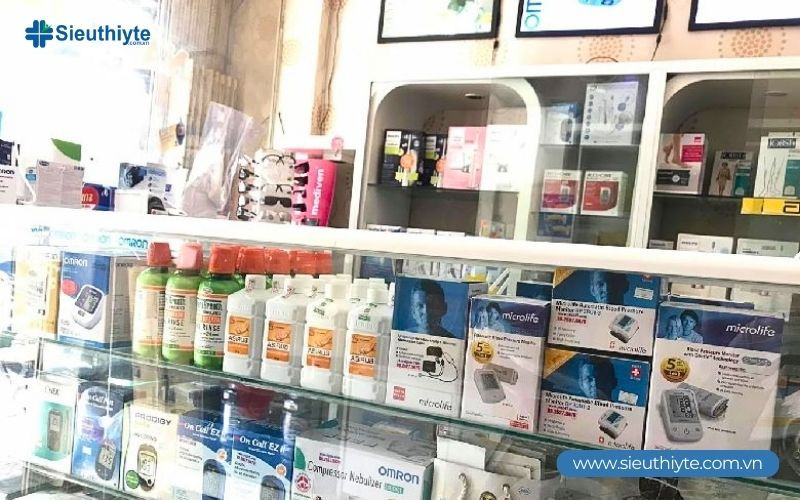 Kỹ thuật viên đang kiểm tra máy tăm nước tại Y Tế Sài Gòn