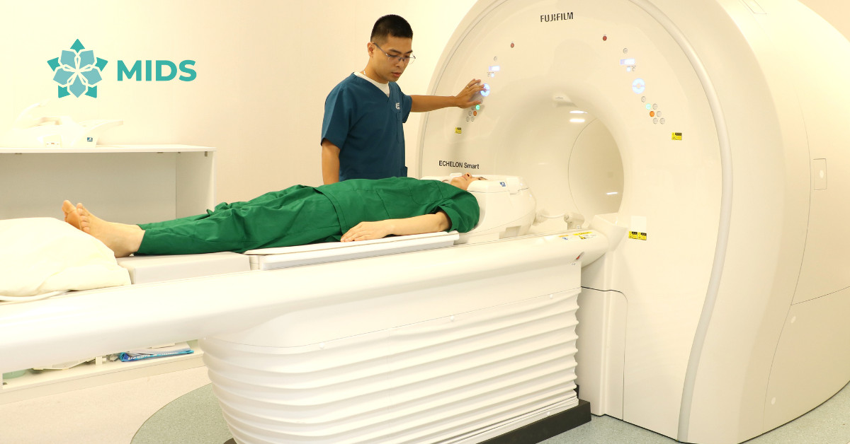 Kỹ thuật viên đang thực hiện chụp cộng hưởng từ MRI cho bệnh nhân tại Phòng khám Việt Nhật, một trong những địa chỉ nên chụp MRI ở đâu TPHCM.