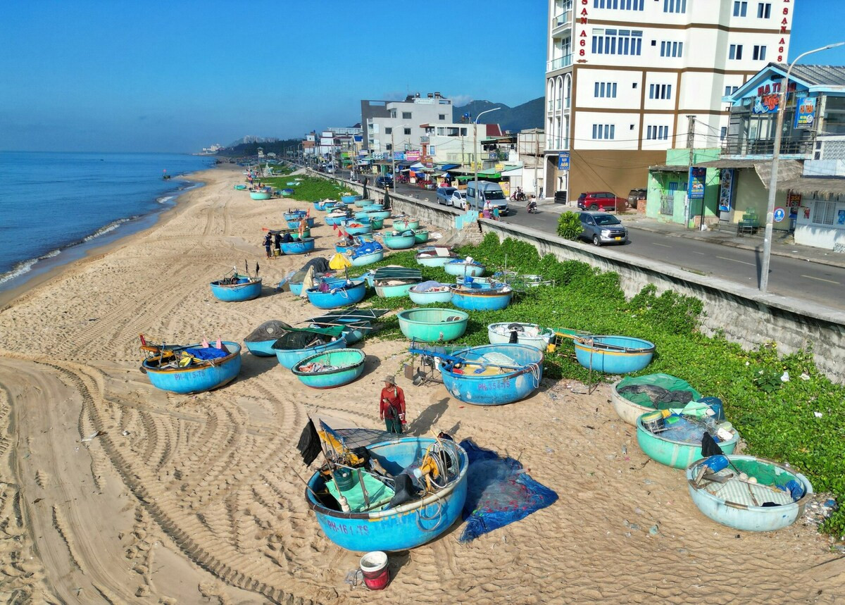 Làng chài Phước Hải nằm dọc bên bờ biển thị trấn Phước Hải