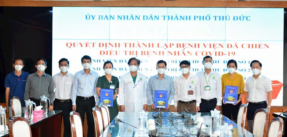Lãnh đạo TP Thủ Đức trao quyết định thành lập bệnh viện dã chiến, một phần của lịch sử chung cư C8 Man Thiện