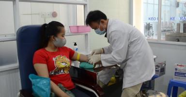 Lấy mẫu xét nghiệm ký sinh trùng tại Viện Sốt rét TP.HCM