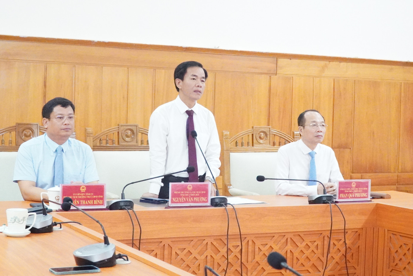 Lễ trao bằng khen cho Võ Quang Phú Đức ở đầu buổi gặp mặt tại Huế.