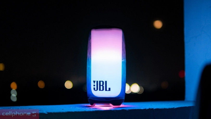 Loa JBL màu đen, thiết kế hiện đại, biểu tượng của thương hiệu âm thanh chất lượng cao.