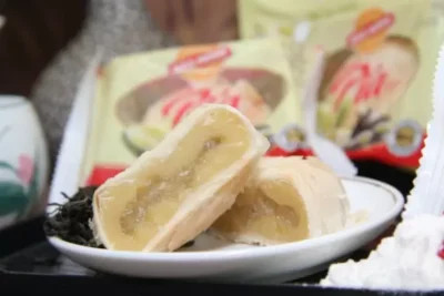 Mô tả bánh pía truyền thống với nhiều lớp vỏ mỏng, nhân đậu xanh và sầu riêng