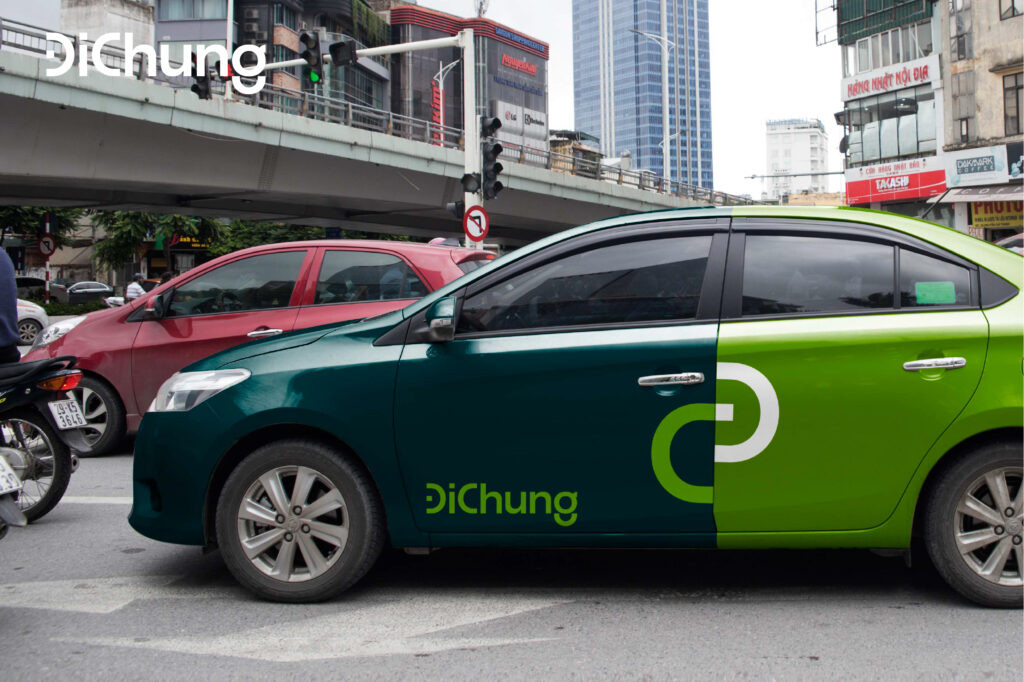 Một chiếc taxi sân bay đang đợi khách tại sảnh đến Nội Bài