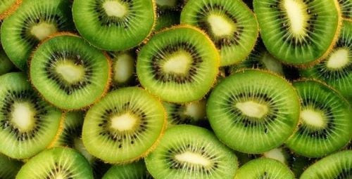Một đĩa kiwi tươi ngon cắt lát, thể hiện nguồn vitamin C tự nhiên dồi dào