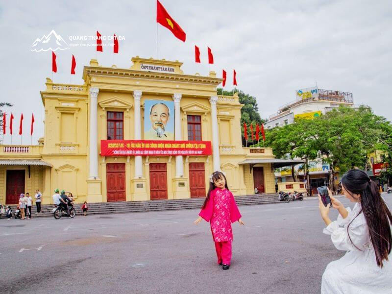 Một góc thành phố sôi động, điểm trung chuyển quan trọng