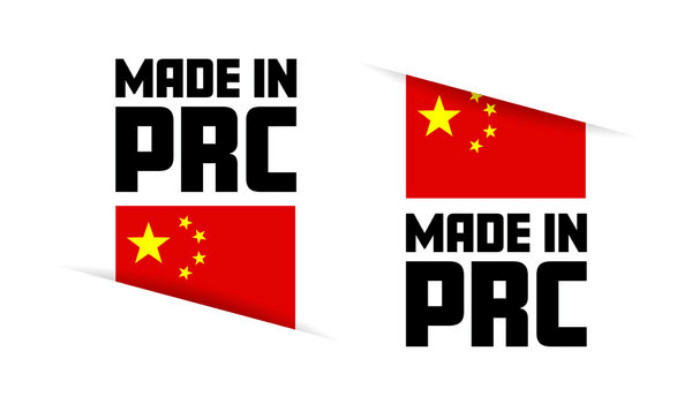 Một loạt sản phẩm tiêu dùng đa dạng với nhãn mác Made in PRC, thể hiện xuất xứ Cộng hòa Nhân dân Trung Hoa.