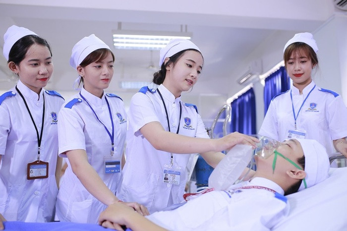 Một nhóm sinh viên học chứng chỉ hành nghề điều dưỡng đang thảo luận bài học trong giờ thực hành.